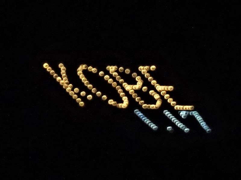 六甲山系・堂徳山の「KOBE」の電飾の下に「1.17」と灯る（1月17日朝＝ラジオ関西本社から撮影）