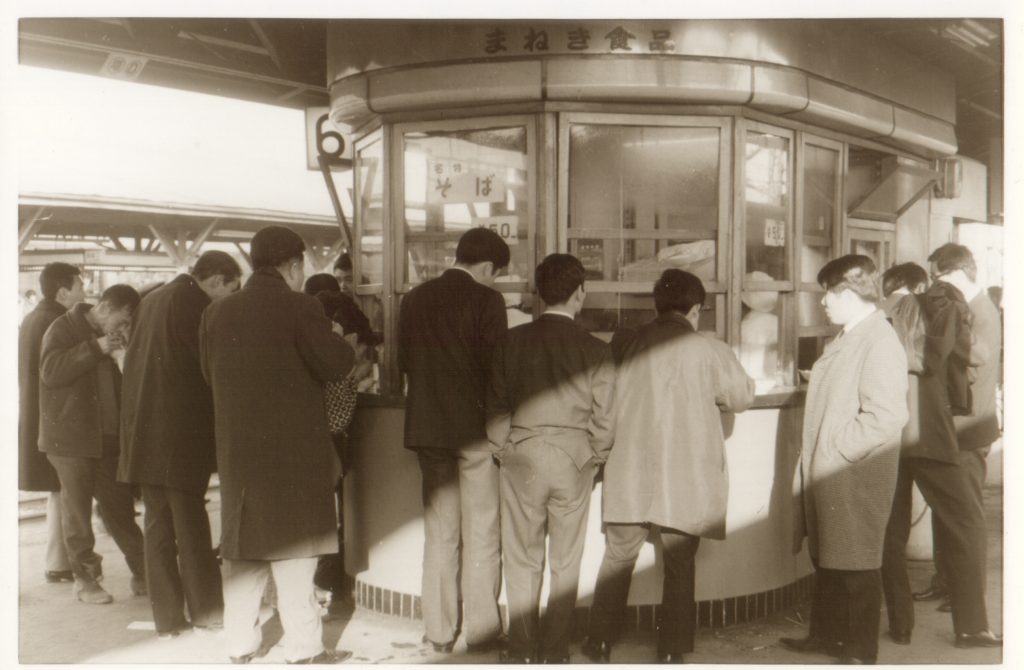 昭和30年代の国鉄姫路駅「えきそば」はまたたく間に人気商品に＜※画像提供・まねき食品＞