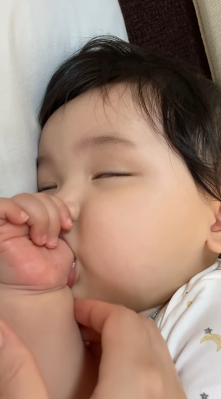 寝ている赤ちゃんの 指しゃぶり をやめさせたら 予想外の反応に爆笑 えっ何その顔 天使の笑顔 ラジトピ ラジオ関西トピックス