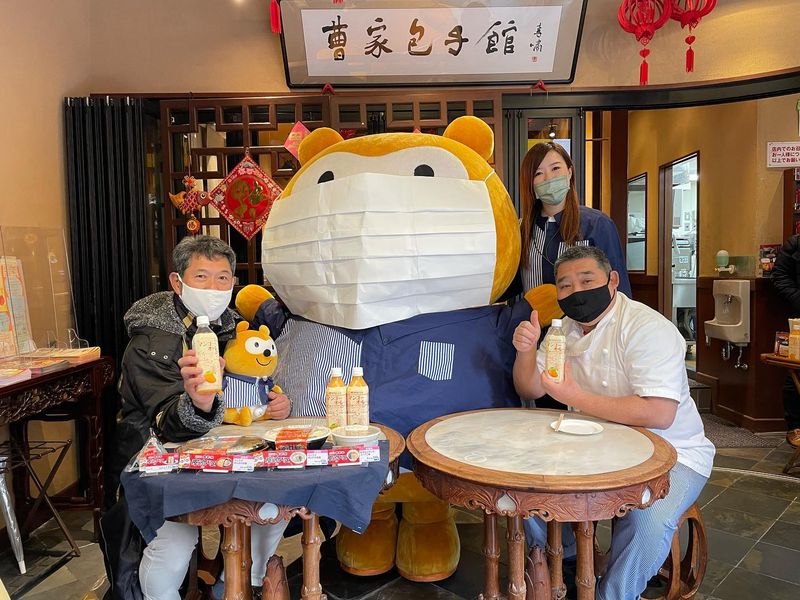 試食する南京町商店街振興組合理事長の曹 英生さん（左）と南京町の老舗「民生広東料理店」の安達正一さん
