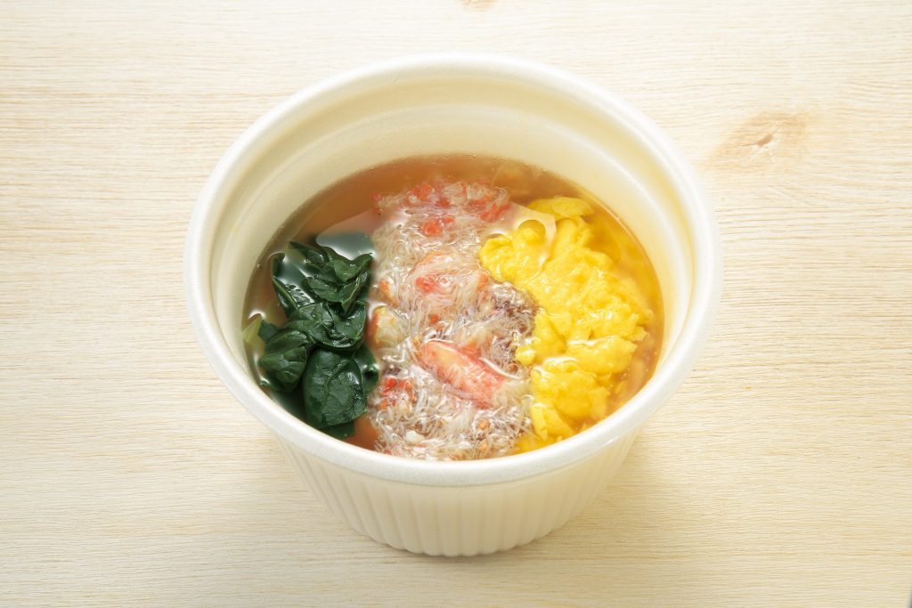 「南京町監修　紅ずわいがにのスープご飯」（税込380円）かき卵とと小松菜で彩りよく仕上げ、魚介の旨みがつまったとろみのあるスープ