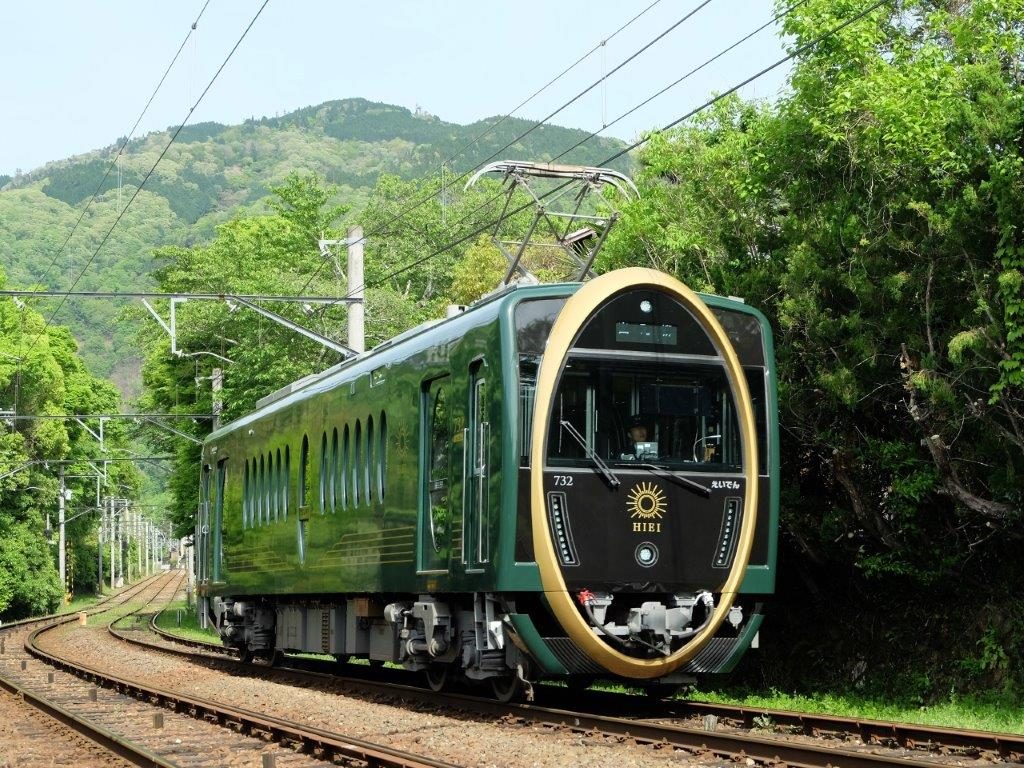 比叡山をバックに走る「ひえい」＜※画像提供・叡山電鉄＞