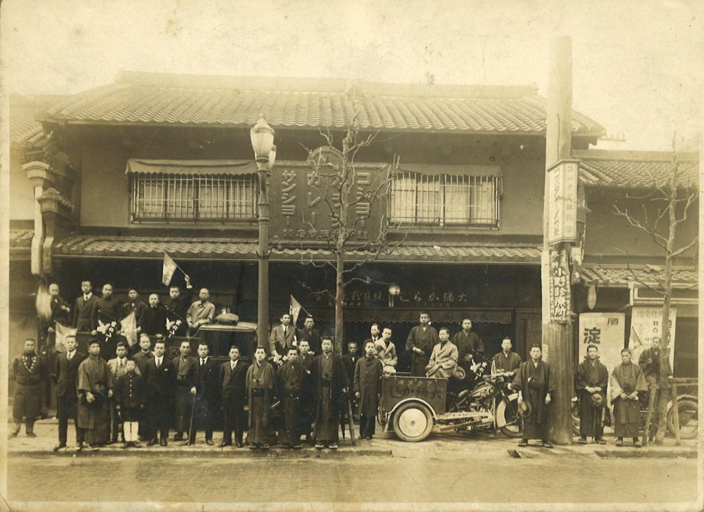 1928（昭和3）年当時の今村彌商店（現・ハチ食品）大阪市東区瓦戦前の展示販売＜※画像提供・ハチ食品＞町
