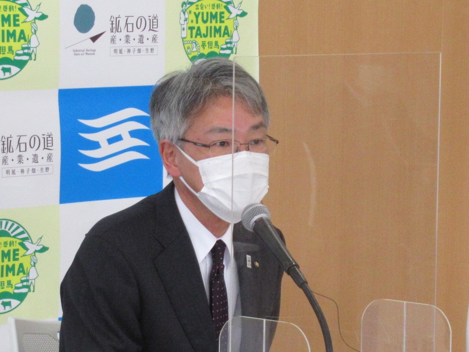 但馬県民局の登日幸治局長（写真中央）と、番組パーソナリティーの平田オリザ（同じ