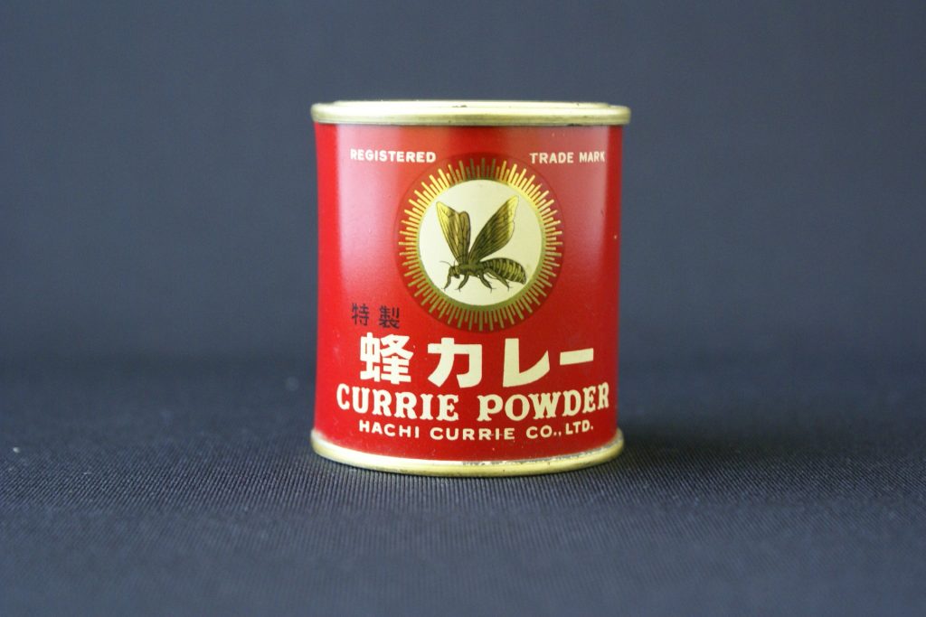 昭和中期の「蜂カレー」赤缶＜※画像提供・ハチ食品＞