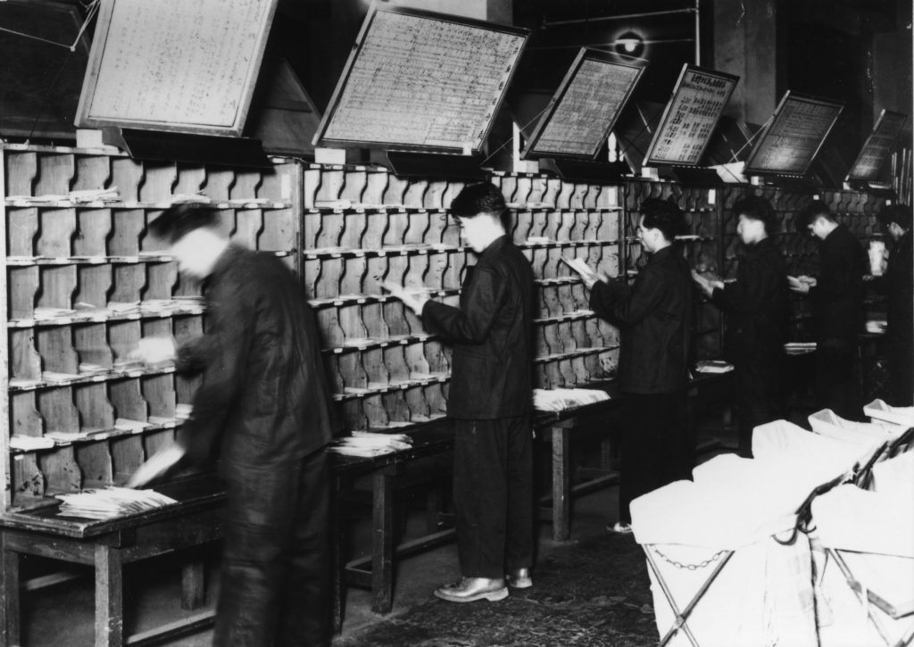 郵便物差立区分作業（東京中央郵便局1951年）／郵政博物館提供