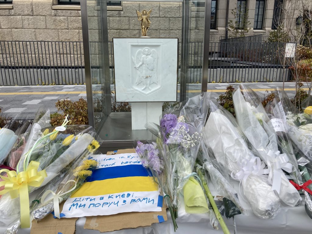 首都キエフと友好都市・京都市役所前広場に設置された献花台 多くの花とメッセージが