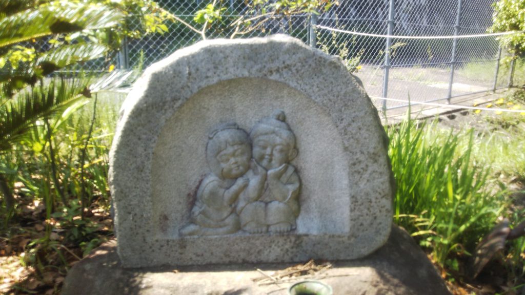 事件翌年・1998年8月に建立された慰霊碑 男女の子供2人がほほ笑み、寄り添う「なかよし地蔵」彩花さんが通っていた小学校はこの北東に＜神戸市須磨区友が丘＞