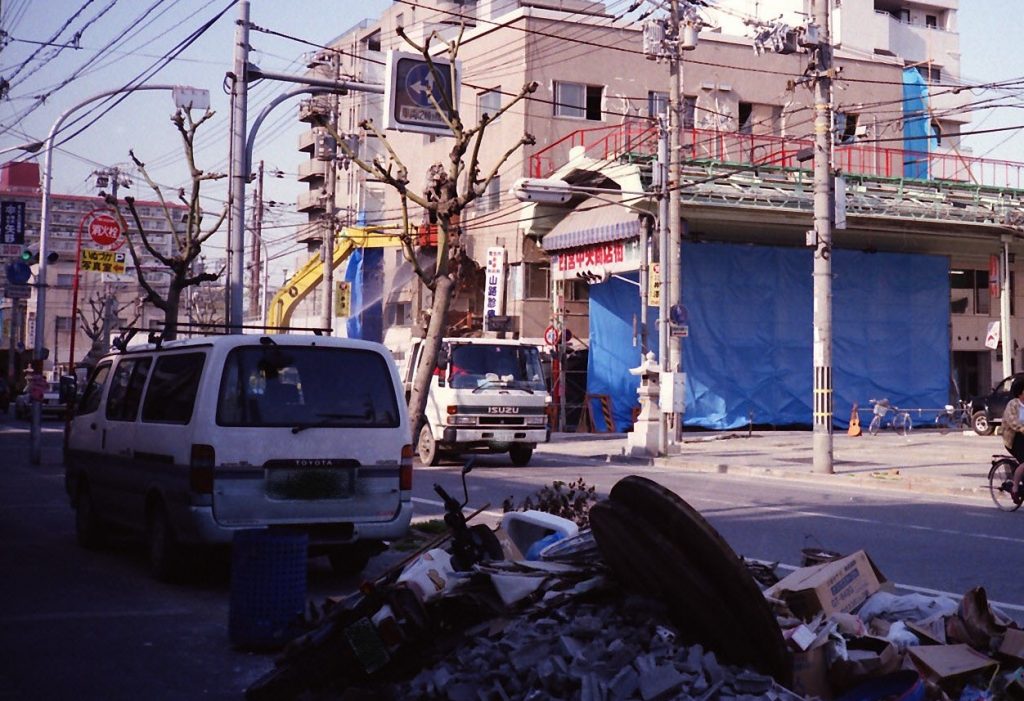 阪神・淡路大震災から3か月後の西宮中央商店街＜1995年4月16日撮影 ※画像提供・日本地震学会 西影裕一さん＞