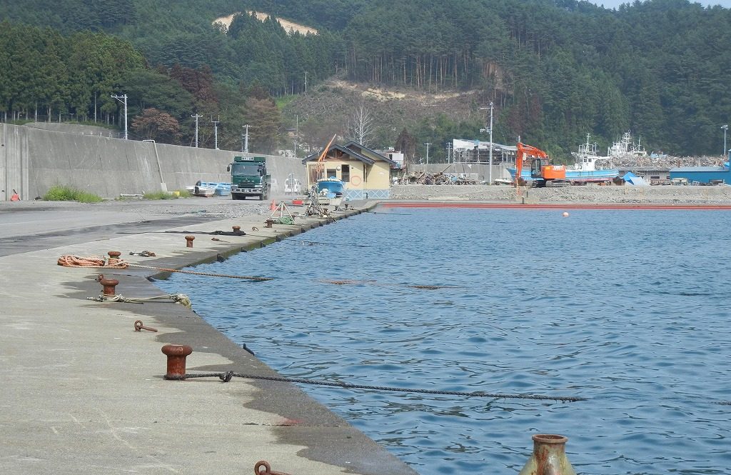 東日本大震災から約半年後の岩手県大槌町港町　沈降した漁港 満潮時には海水があふれた　＜2011年9月9日撮影※画像提供・西影裕一さん＞