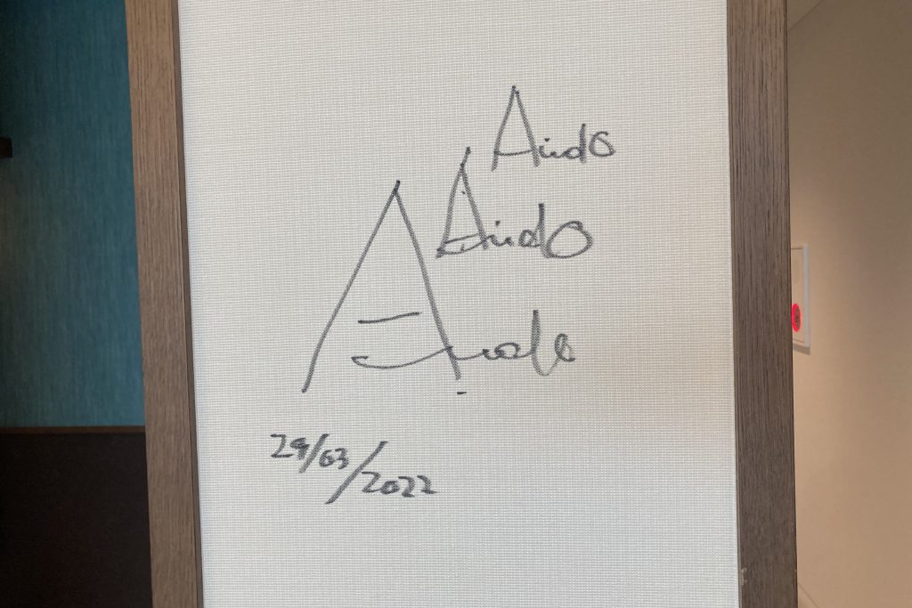 客室内の白壁にはには安藤忠雄さんの直筆サインが