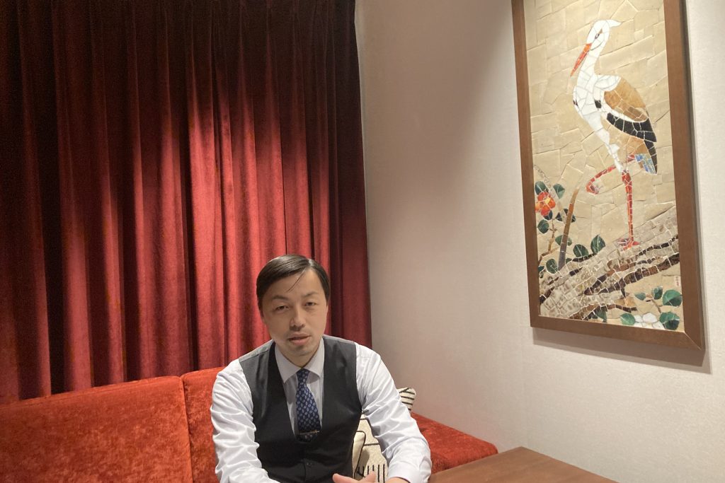 ルームスディビジョンマネージャー・藤原伸吾さん「改めて日本人に問いたい『ホテル時間』」タイル画の鷺をラウンジへ移設、アクセントに（※撮影のため、一時的にマスクを外しています）