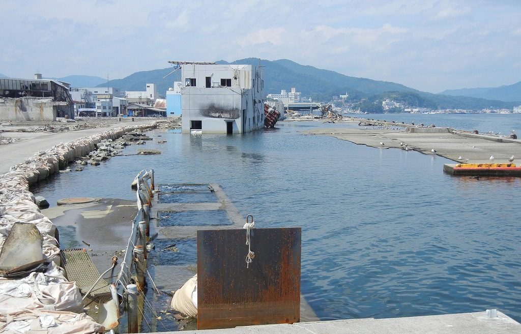 宮城県気仙沼市・魚市場前　地盤が沈降、建物や道路が海水に浸かる＜2011年9月10日撮影　※画像提供・西影裕一さん＞　.