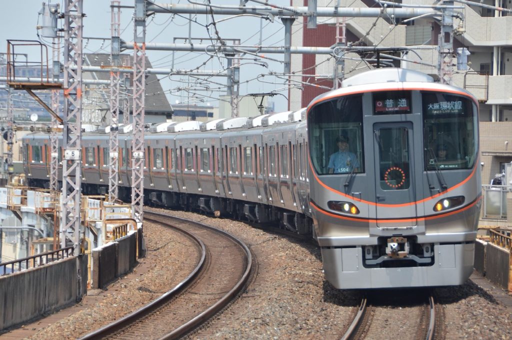 大阪環状線を走行するJR西日本の鉄道・323系（提供：JR西日本）