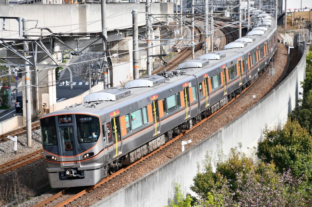 大阪環状線を走行するJR西日本の鉄道・323系（提供：JR西日本）