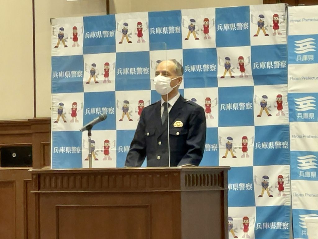 種部滋康・県警本部長「『ATMでの携帯電話の通話をしない・させない』ことを社会のルールとして定着させることが重要」（15日午後＝兵庫県庁）