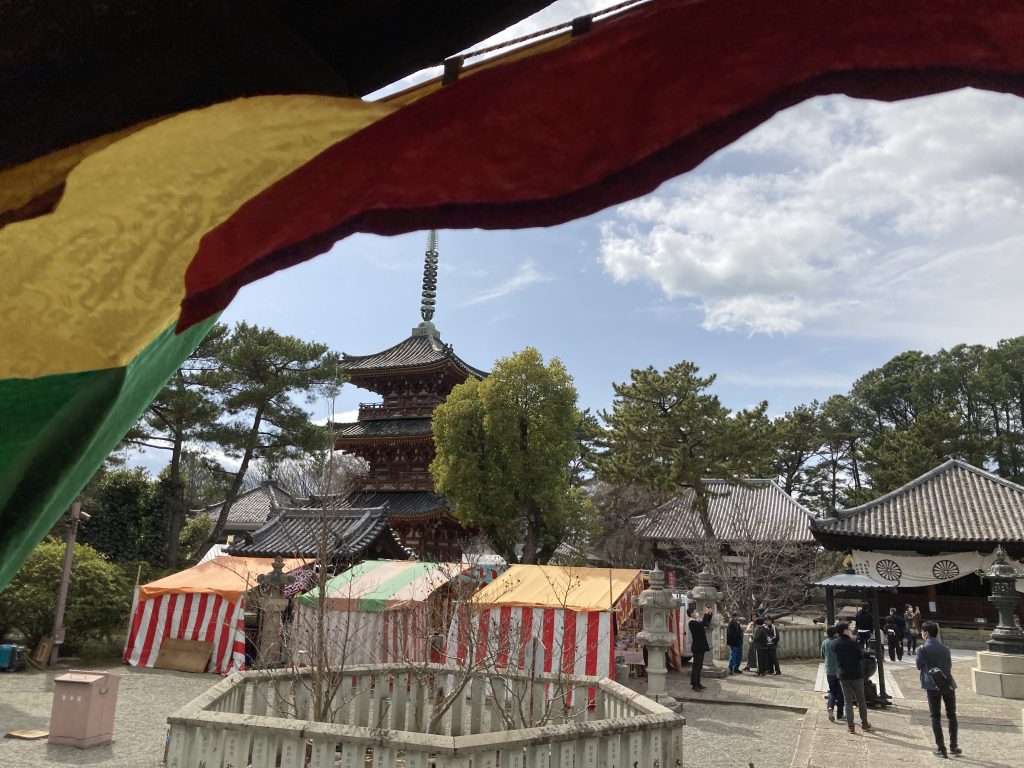 鶴林寺・太子堂からたなびく風の中 三重塔を望む まさに「播磨の法隆寺」