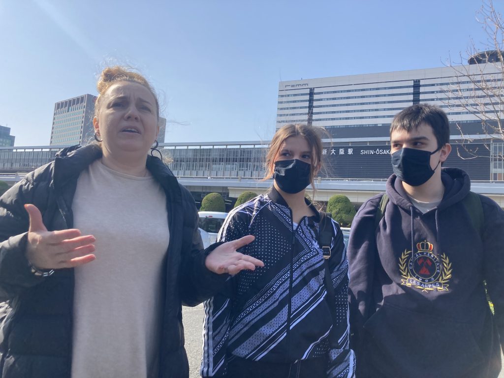 オデーサから避難 ナターリャ・オレイニクさん、長女、長男 降り立った新大阪駅をバックに＜2022年4月7日午後＞