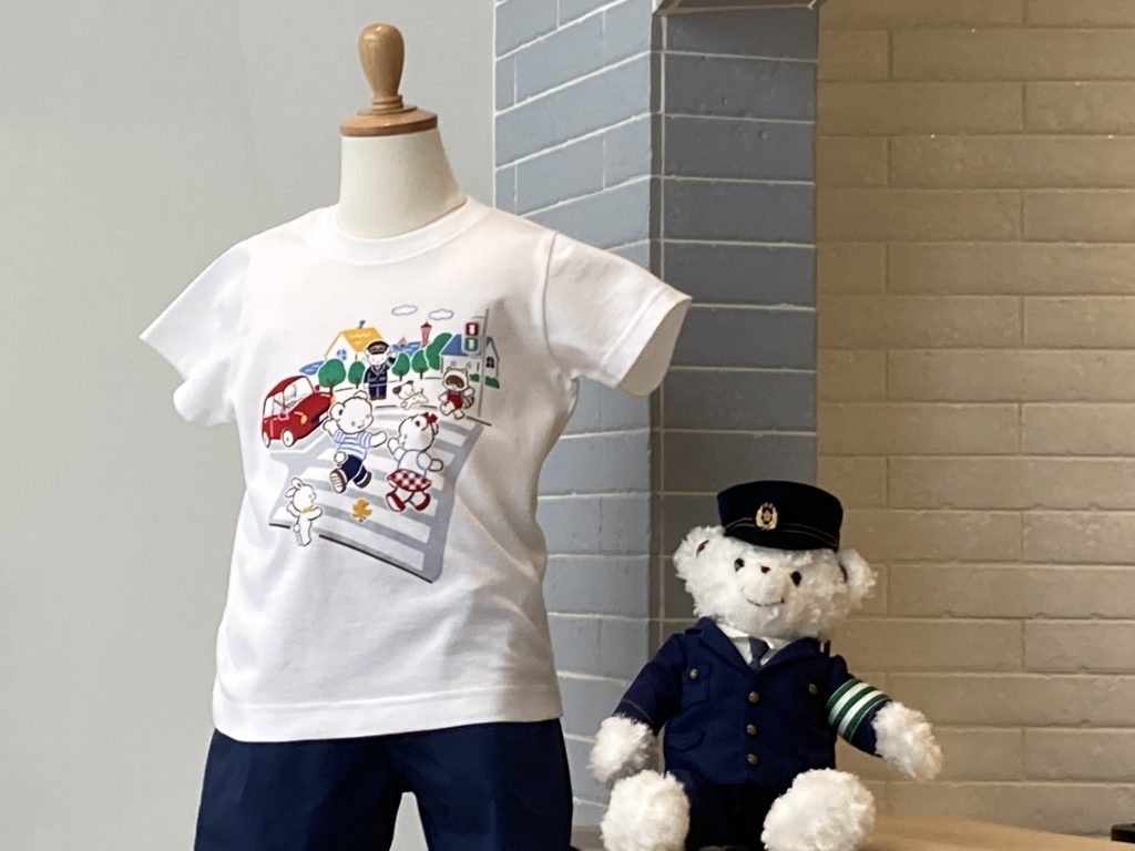 生田警察署とファミリアのコラボ商品『おはなしTシャツ（ファミリアショップで販売）』と『ファミリアベアー（オンラインショップで受注販売）』