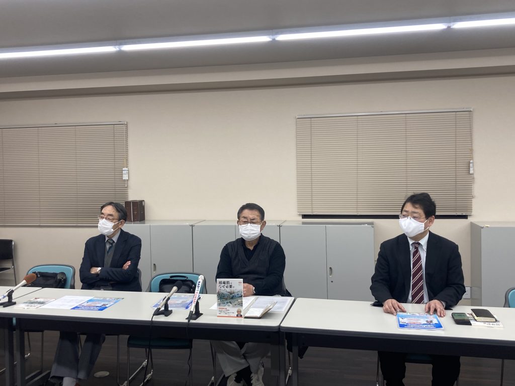 事務局の津久井進弁護士（写真・右）は遺族や被害者と関わる中で「社会が納得できる”組織への刑罰”の実現」が急務と感じている