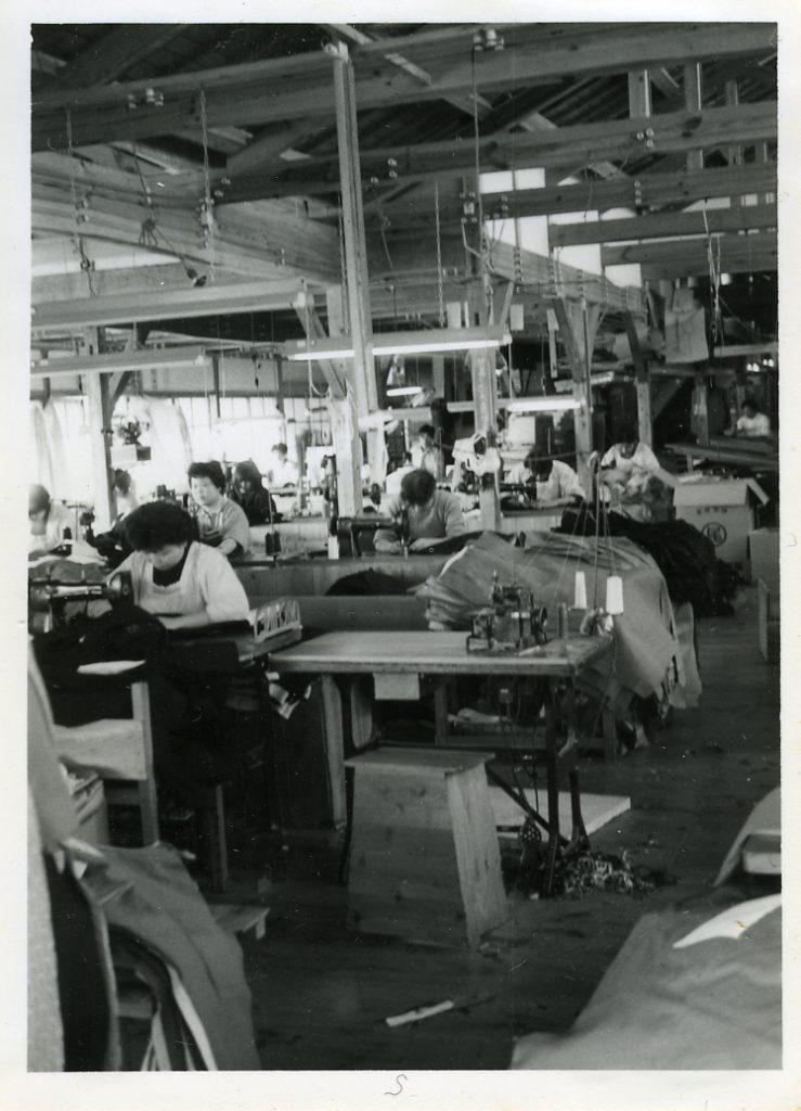 マルオ被服（現・ビッグジョン）の工場にて縫製が行われている様子（1961年）