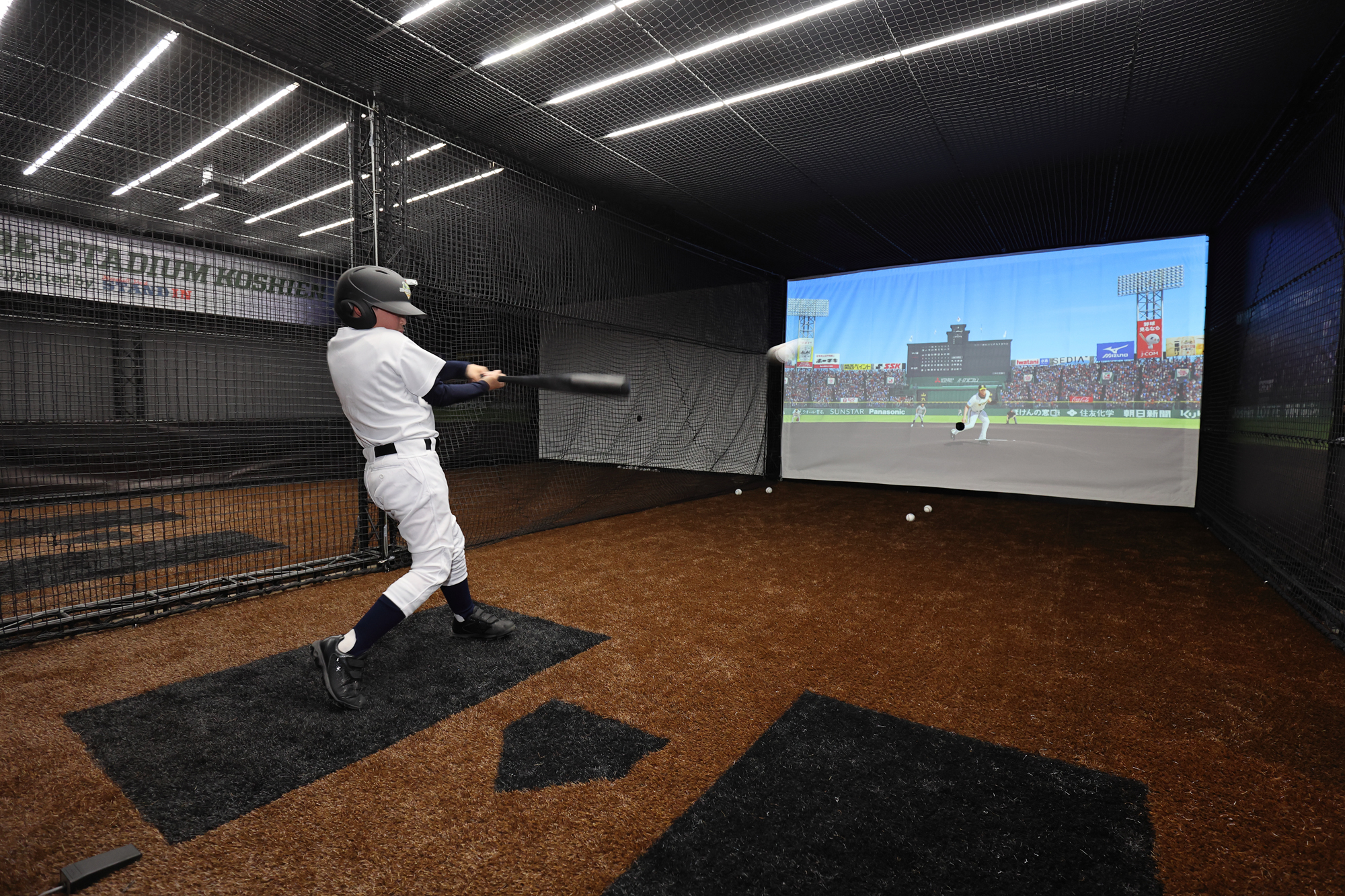 阪神の選手と同じ気分で打つ！投げる！甲子園球場を再現した