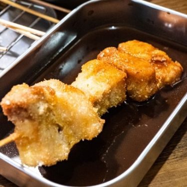 【大阪】串カツ「ソース2度漬け禁止」文化の起源