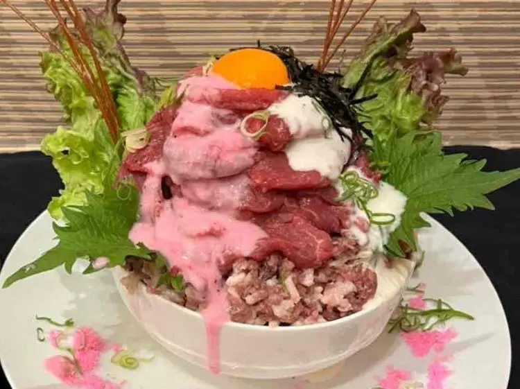 「大衆馬肉酒場 馬王 堺筋本町店」で提供されている、「馬肉ユッケ丼マウンテン」。総重量はなんと1.1キロもある