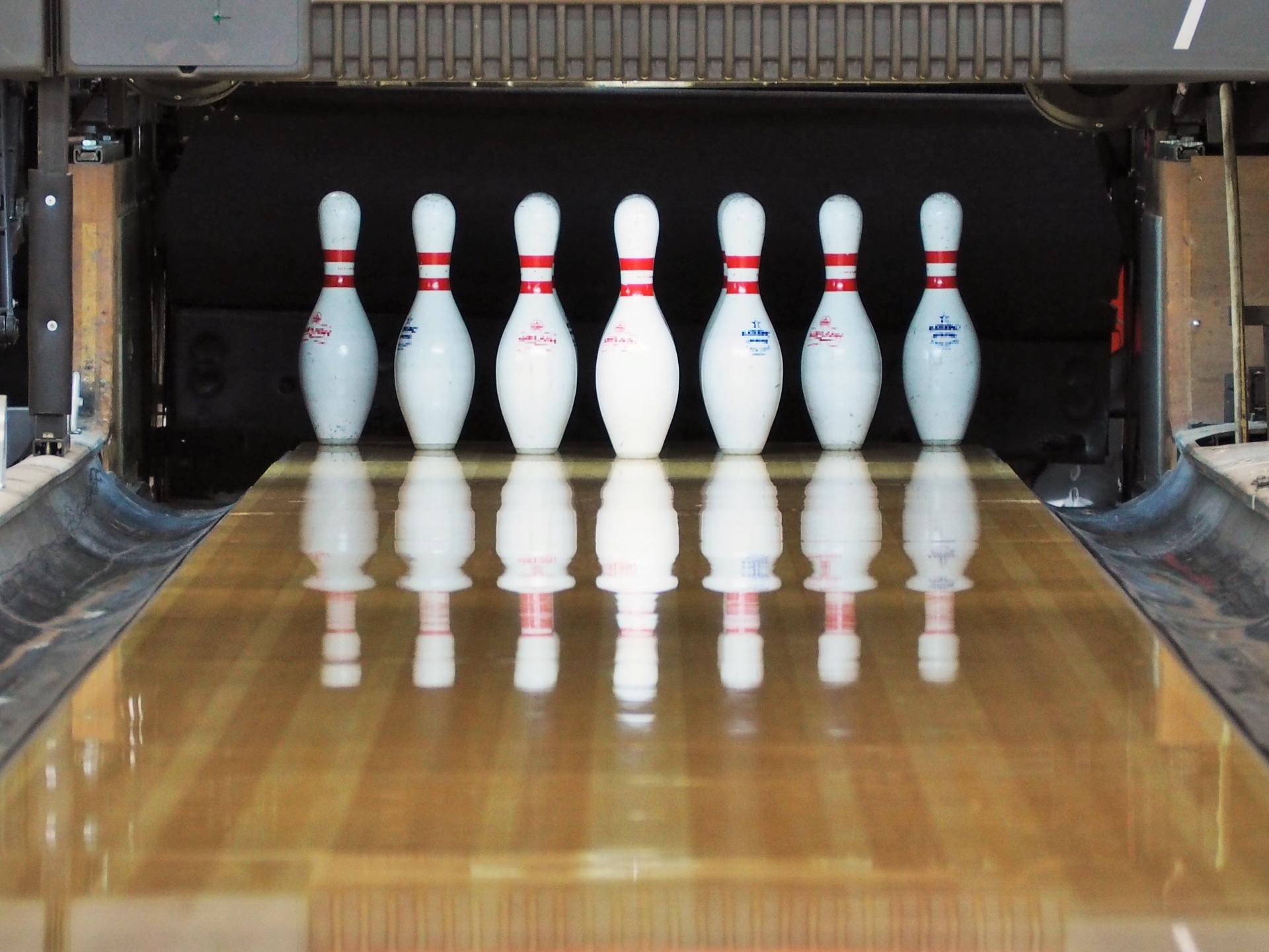ボーリング」は英語で何と言う？ボウリング場やbowlingの意味も解説| Kimini