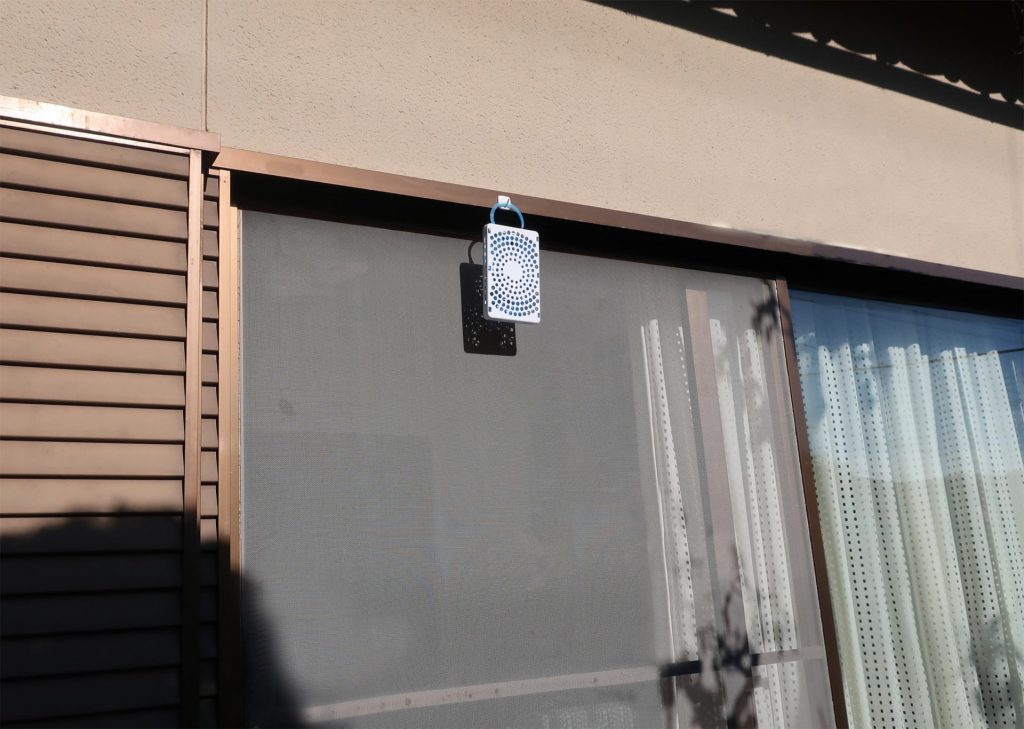 蚊の侵入ルートに吊るす「虫コナーズ」（提供：KINCHO）