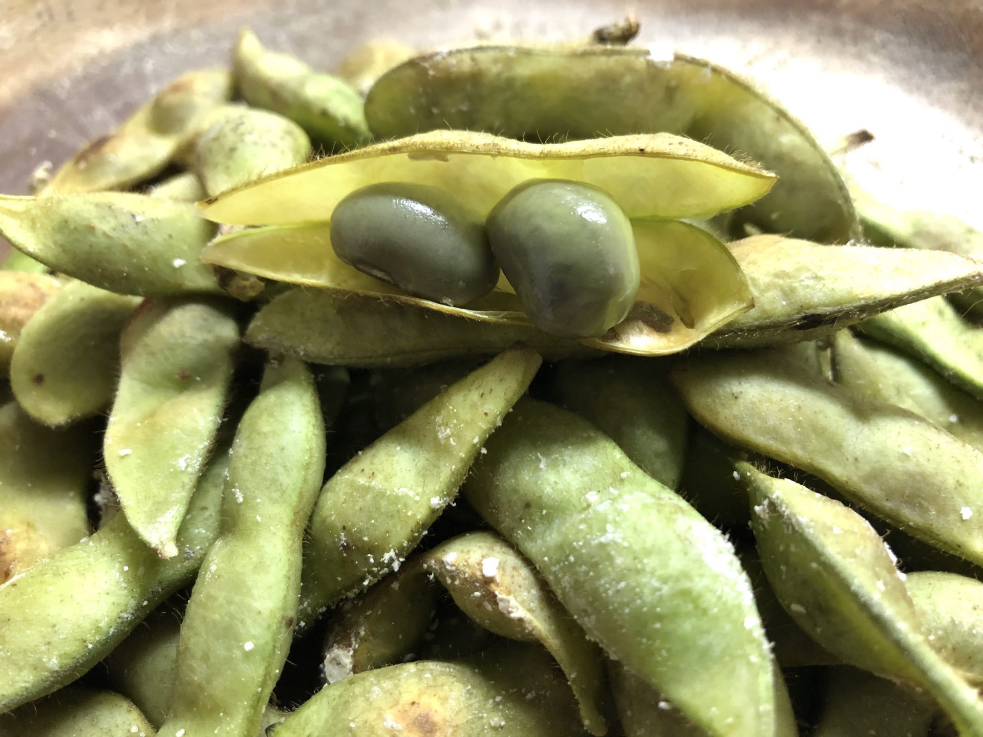 あっさりした味わい 夏場に味わう早生の黒枝豆 注目の食べ方は“焼き” | ラジトピ ラジオ関西トピックス