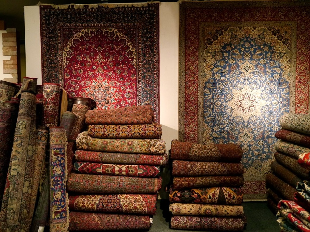 【酒宴はお城の庭で】ペルシャ絨毯　シルク手織り　ふたりの王子4人の召使い 酒宴はお城の庭で】ペルシャ絨毯 シルク手織り ふたりの王子4人