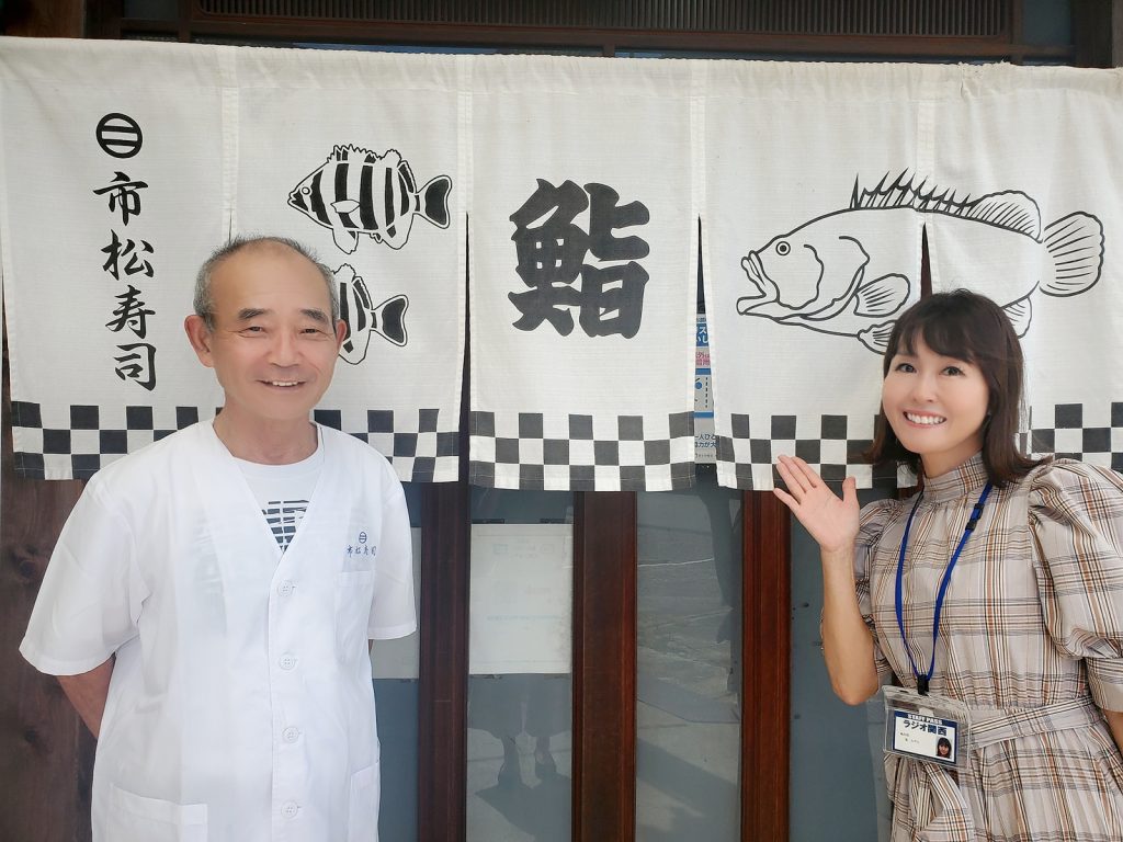 写真左から、有限会社市松寿司・代表取締役の山中勉さん、レポーターの嵐みずえ