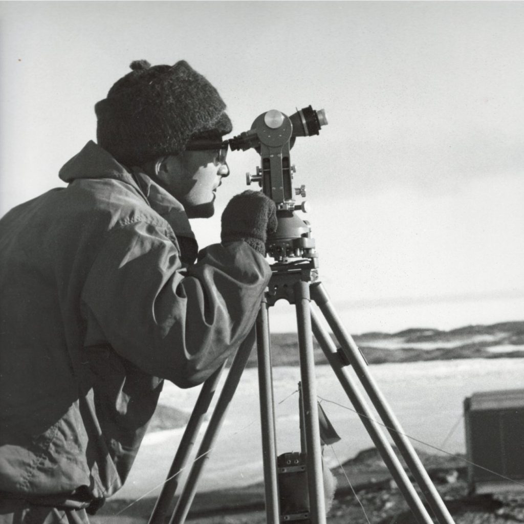 南極地域観測隊第10次越冬隊員。左手にはメカニカルダイバーズがあるはず（当時の隊員の私物写真）