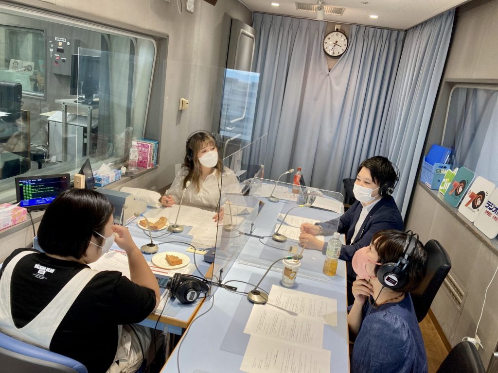 紅しょうがの紅しょうがの熊元プロレスと稲田美紀、シンガーソングライターの近藤夏子、ファイナンシャルプランナーの佐伯謙氏