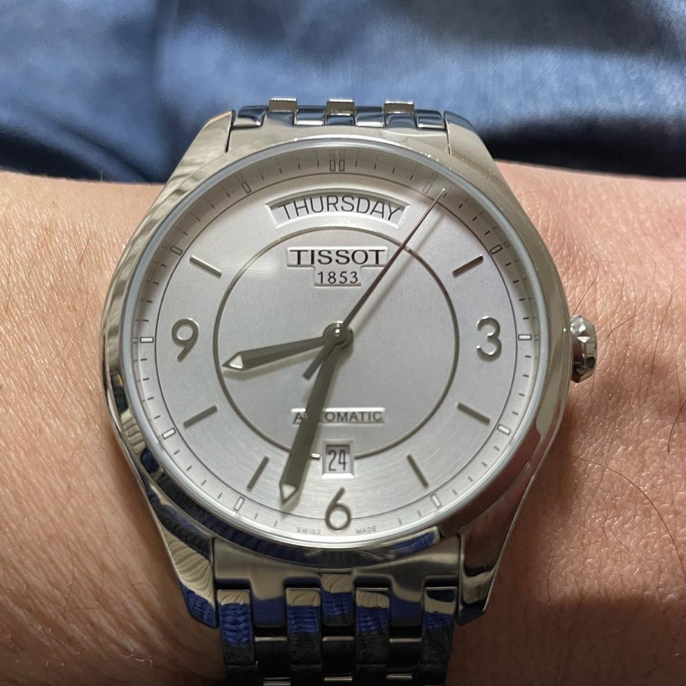 腕時計ケースやブレスレットに最も多く採用されている316Lステンレス鋼を採用した、TISSOT T-ONE。多くの腕時計に採用されているのは加工性の良さと、腕時計に最適な「強さ」を備えているから。ステンレス鋼の数字の後ろに記載されたLはLow carbon（低炭素）の略（Instagram@goroandoの投稿より）