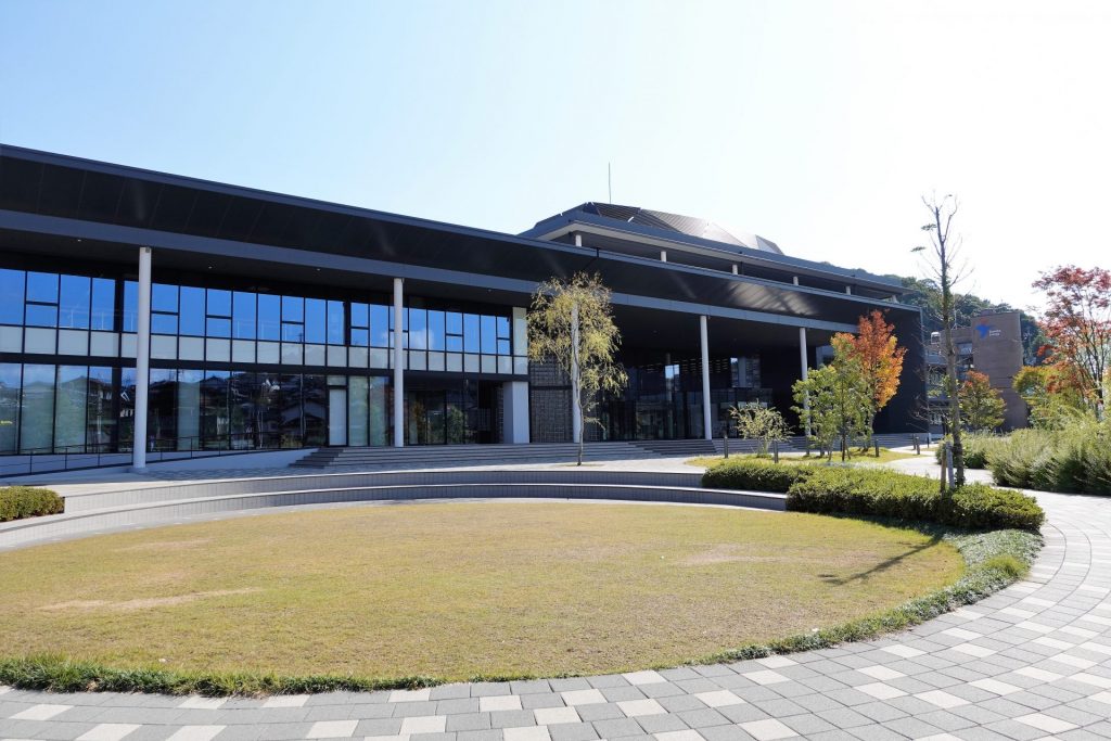 （写真2　兵庫県立芸術文化観光専門職大学）