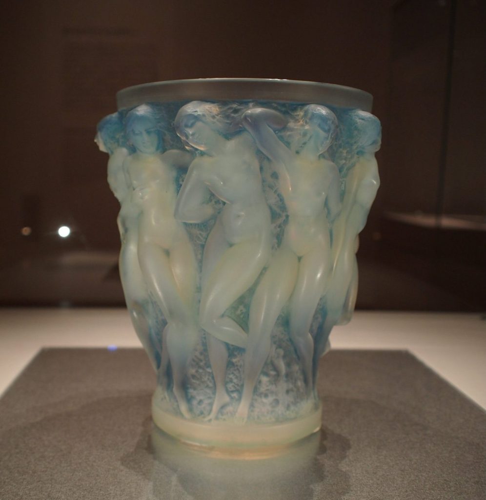 花瓶《バッカスの巫女》1927年 オパルセント・ガラスという乳白色のガラスを使用。逆光（右）で見ると夕焼け色に見えるのが特徴。