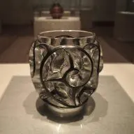花瓶《つむじ風》1926年 力強く大胆なデザイン。うねる風の動きを肉厚のレリーフで表現しています。圧搾空気の高圧力を利用したプレス成形技法で制作された、まさにラリックのアール・デコを代表する傑作の一つです。