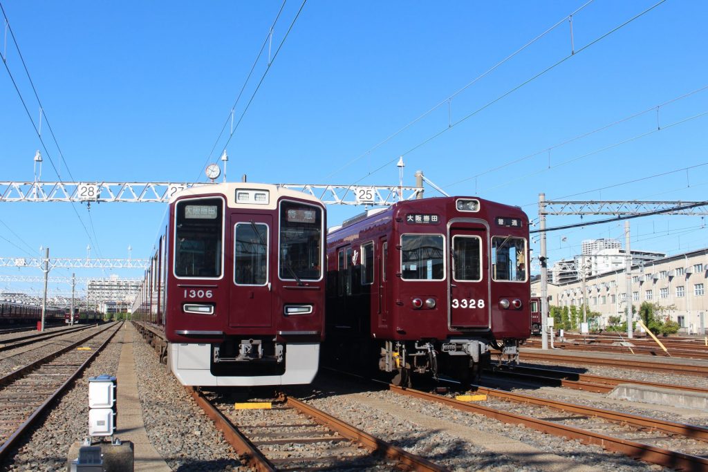 左：最新型車両の1300系　と　右：現役車両で最も古い3300系