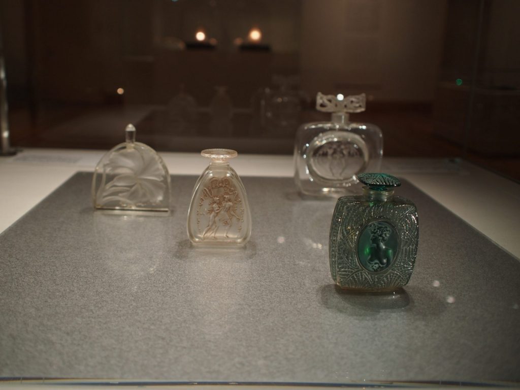 初期の香水瓶の数々。この4点は、工程に手間が掛かりすぎて、製品化に至らなかったため作例が少なく、大変貴重なものとなっています。