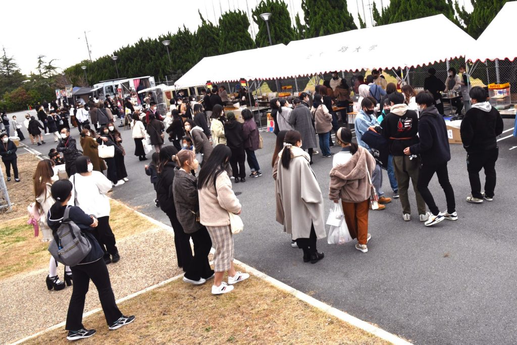 昨年の大学祭「のじぎく祭」に集まった人々