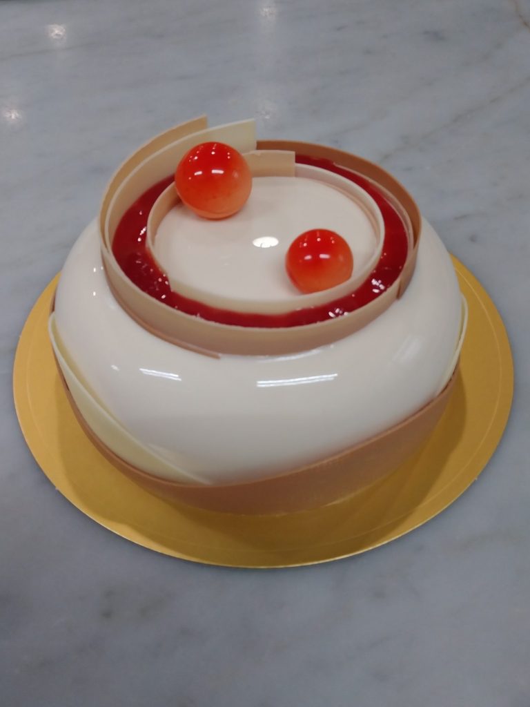 白と赤のコントラストが美しいケーキは、過去のコンテストで作ったもの（提供：リッチフィールド）