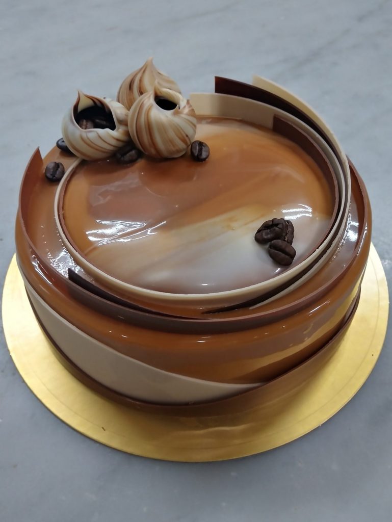 過去のコンテストで作ったケーキ一例。シックなチョコレートベースの作品（提供：リッチフィールド）