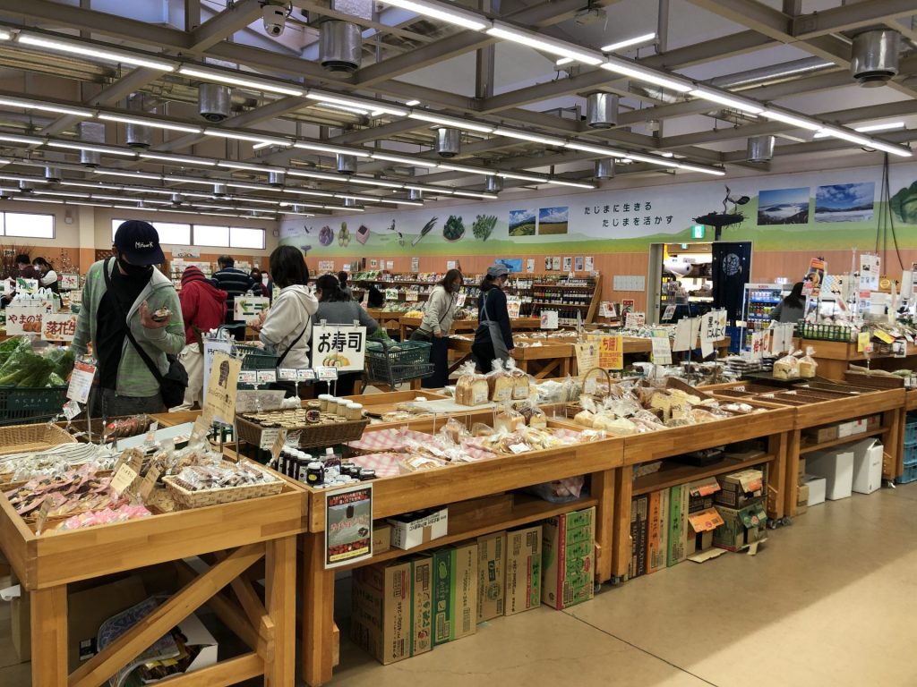 さまざまな商品が並ぶ店内