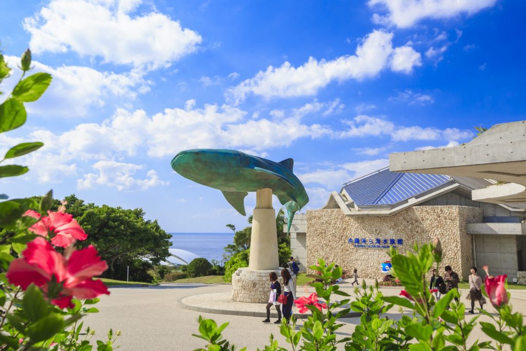 沖縄美ら海水族館。ジンベエザメのモニュメント