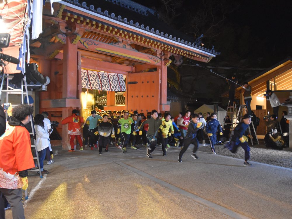 えべっさん」総本社・西宮神社の開門神事 人数絞り、3年ぶり“全力疾走