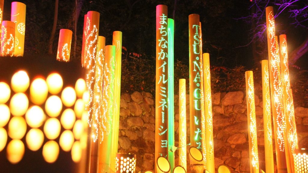 「竹灯籠」には文字や模様がデザインされている（提供：TSU・NA・GU いたみ まちなかイルミネーション事業実行委員会事務局）