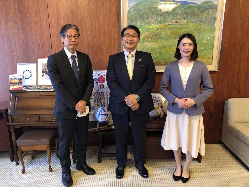 左から神戸新聞社姫路本社の鑛代表、姫路市の清元市長、進行を務めたラジオ関西パーソナリティの岡本、（写真：ラジオ関西）
