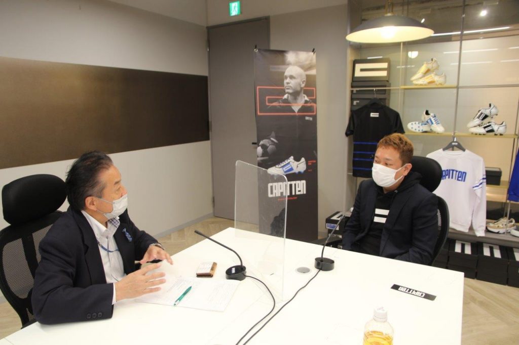 インタビューを受ける株式会社CAPITTENの代表取締役、高橋浩二さん（写真右）